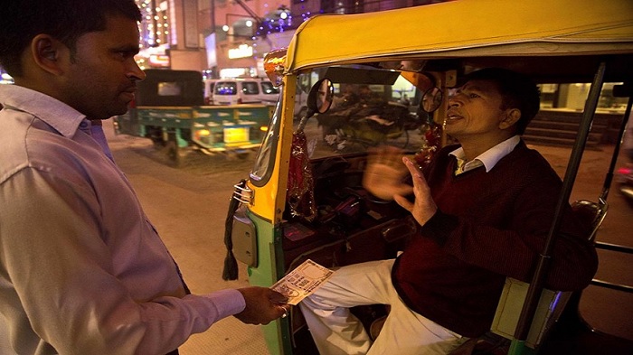 बिहार में यात्रियों से दोगुना भाड़ा वसूल रहे ऑटो ड्राइवर