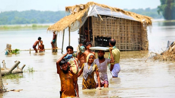 बिहार की 8 लाख आबादी बाढ़ की चपेट में, अब हेलीकॉप्टर से दिए जाएंगे फूड पैकेट्स