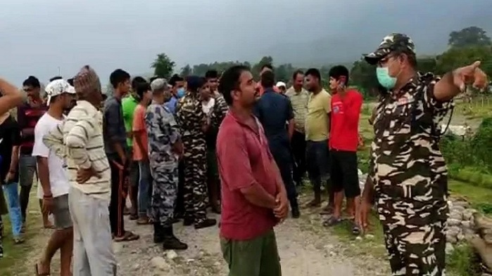 अभी-अभी: नेपाल पुलिस ने सीमा क्षेत्र में फिर की फायरिंग, महिला और बच्चे को बंधक बनाया