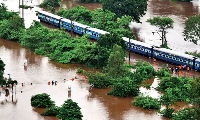 बिहार में बाढ़ का ट्रेनों पर भी पड़ा असर, जानिए क्या है नया शेड्यूल