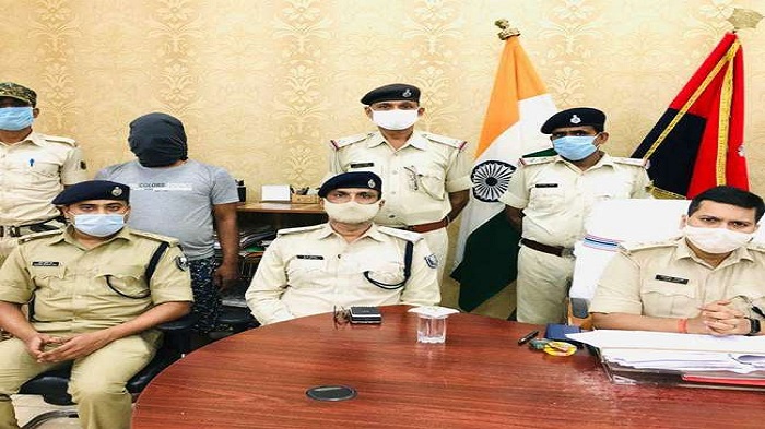 पुलिस वर्दी में बुलेट चलाकर आए थे यह अपराधी, व्यवसायी के घर की थी लूटपाट, हुए गिरफ्तार