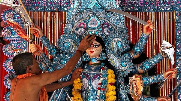कोरोना के खतरे के बीच पट खुलते ही मां दुर्गा के दर्शन को उमड़ी भीड़