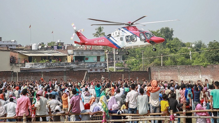 CM नीतीश का हेलिकॉप्टर देखने पहुंची भीड़, किसानों की कुचल डाली फसल, अब कौन करेगा भरपाई ?