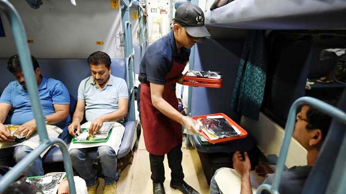फिर से रेल यात्रियों को खाना खिलाएगी IRCTC, भारतीय रेलवे ने दी अनुमति