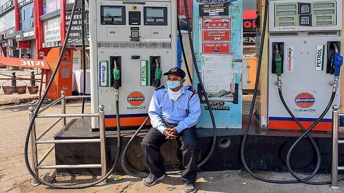 आम बजट के बाद लगातार बढ़ रहा पेट्रोल-डीजल का दाम, 90 रुपये के पार पहुंचा पेट्रोल