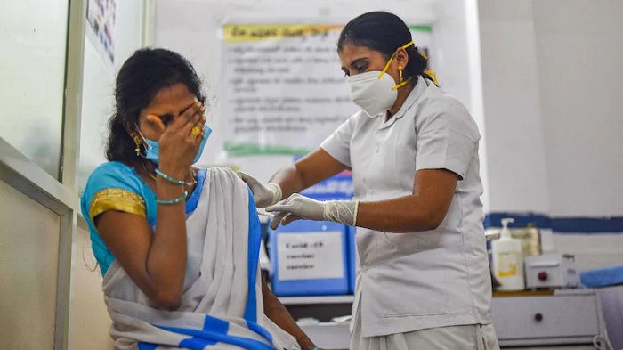 वाह रे स्वास्थ्य कर्मचारी: फोन पर बात करते हुए नर्स ने महिला को 2 बार लगा दिया कोरोना का टीका