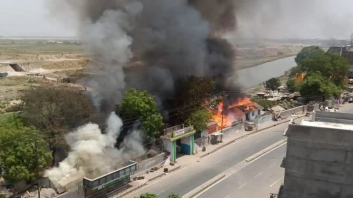 पटना में एलसीटी घाट पर सिलेंडर फटने से लगी भयंकर आग, 8 झोपड़ियां जलकर राख